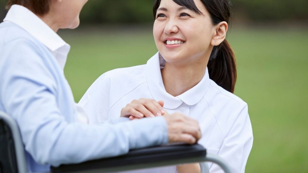 介護職員初任者研修や介護福祉士などの資格をステップとして、より高度な業務や相談支援分野への道が開けるのが福祉職の大きな魅力です。