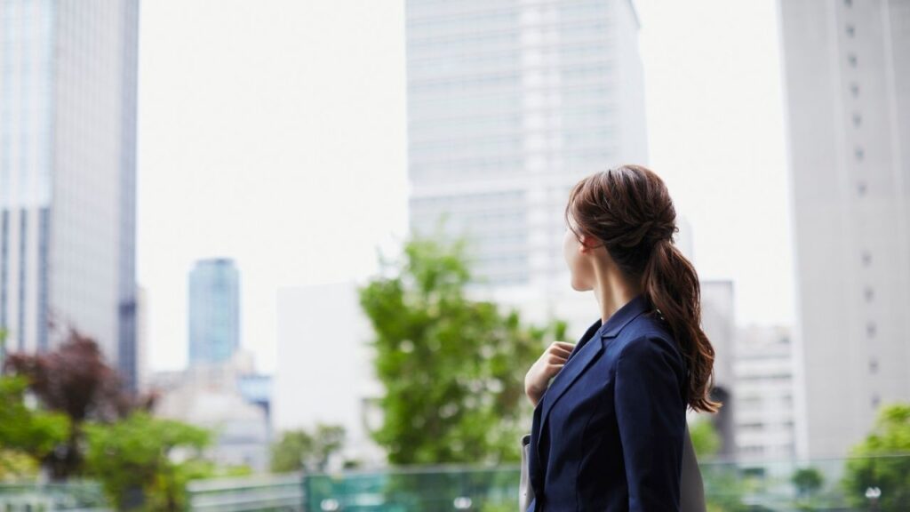 ビジネス女性が空を見る画像