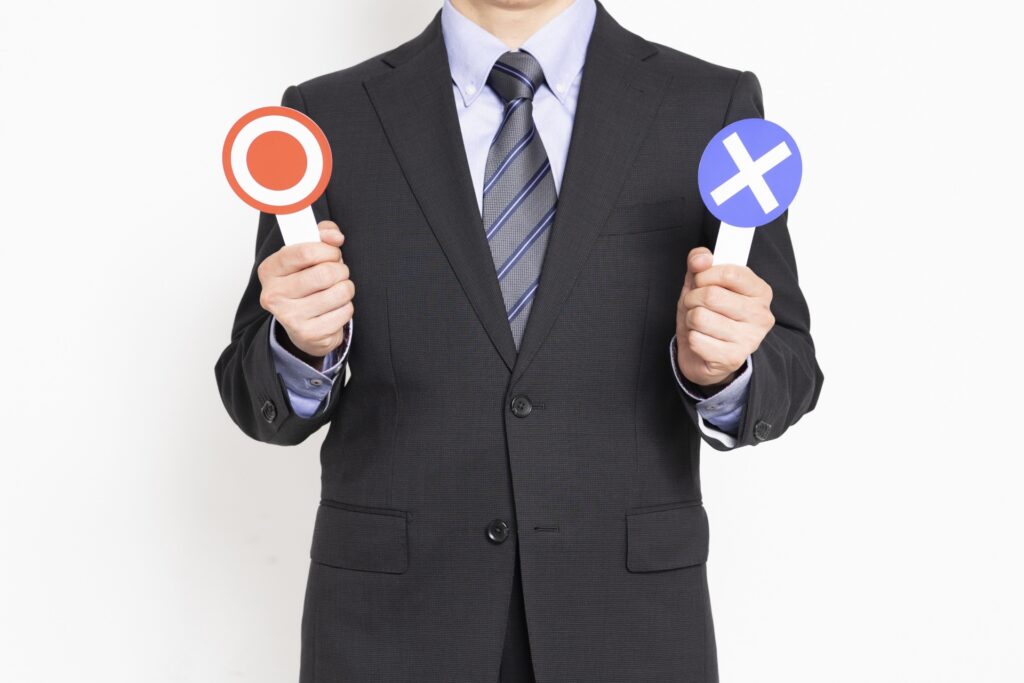 ○×の札を持っている男性