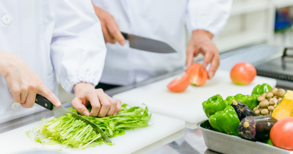 管理栄養士からサービス管理責任者（サビ管）へ｜経験を活かしてキャリアを広げる方法を解説